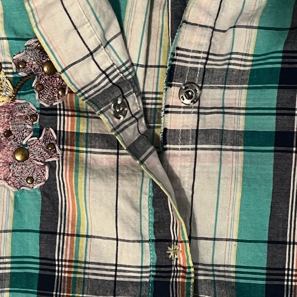 Adiktd- button down shirt. Snap buttons, embroidery detail. SZ XL - Picture 4 of 6